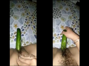 Horny in the middle of the night, I masturbate with cucumber