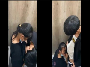  Dalawang teenager na babae na nagsususso sa isa't isa sa banyo