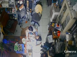 Pag-hack ng camera ng asawa ni Dong Thap na nakikipagtalik sa isang refrigeration store - 1 - Viet69