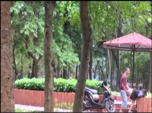 La pareja jugó junta en el lago Linh Dam.