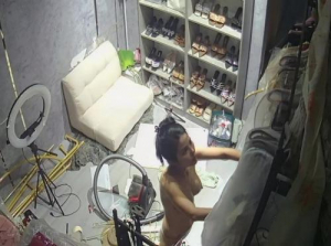 Hackeando la cámara de la hermana del dueño de una tienda de moda con grandes pechos teniendo sexo - Viet69