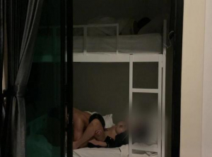 Sialan dia di kamarnya sementara sahabatnya tidur di ranjang paling atas - Viet69