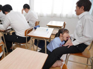  De ondeugende vriendin sloop het klaslokaal binnen om de pik van haar vriendje te pijpen