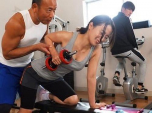 La joven esposa y la atractiva entrenadora de gimnasio