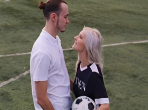  Enfoncer sa copine qui est une folle fan de football