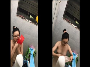  Filmare di nascosto la donna nel bagno accanto