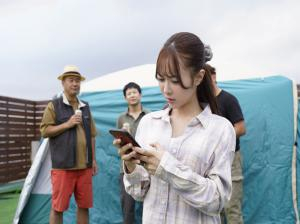 C'est doux-amer de laisser la femme de Rio Kuriyama assister à la fête de quartier